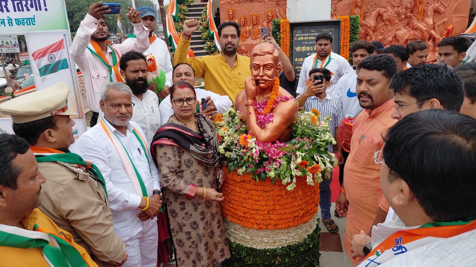 80वें स्वतंत्रता दिवस के अवसर पर मा0 राज्य मंत्री राजस्व विभाग, उत्तर प्रदेश श्री सुरेन्दर दिलेर ने मा0 जनप्रतिनिधिगणों के साथ शहीद स्मारक स्थल पर ध्वजारोहण कर जनपदवासियों को स्वतंत्रता दिवस की हार्दिक बधाई एवं शुभकामनाएं दीं