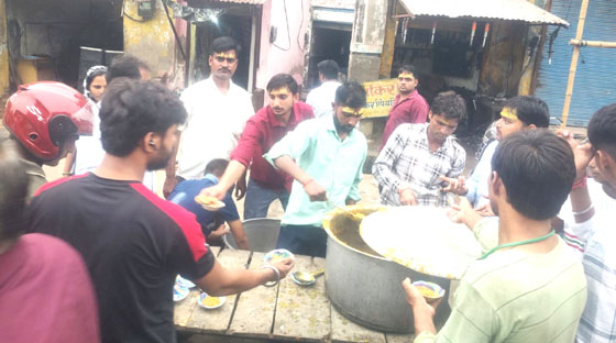 सावन के अंतिम सोमवार पर भोलेनाथ मंदिर में उमड़ी श्रद्धालुओं की भीड़, प्रसादी का हुआ वितरण