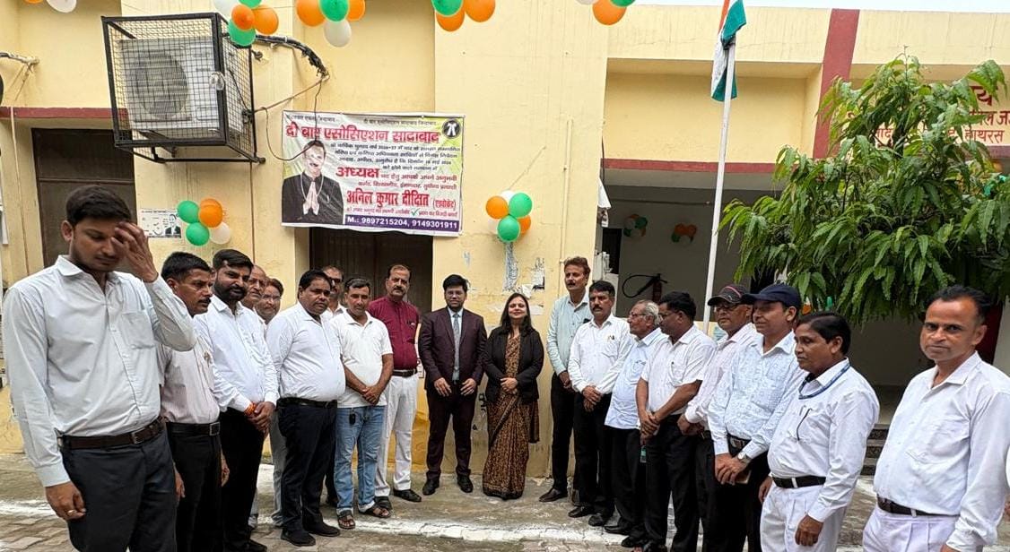 स्वतंत्रता दिवस पर बाह्य न्यायालय सादाबाद में मुख्य न्यायिक मजिस्ट्रेट आकाँक्षा तिवारी ने किया ध्वजारोहण