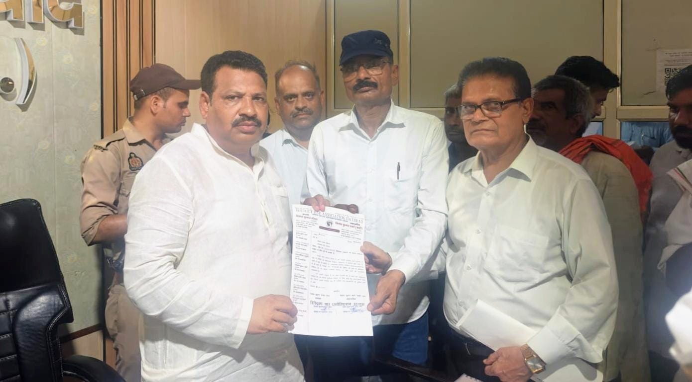 डिस्ट्रिक्ट बार एसोसिएशन ने की अलीगढ़ जंक्शन पर वंदे भारत एक्सप्रेस के ठहराव की मांग,सांसद को सौपा पत्र
