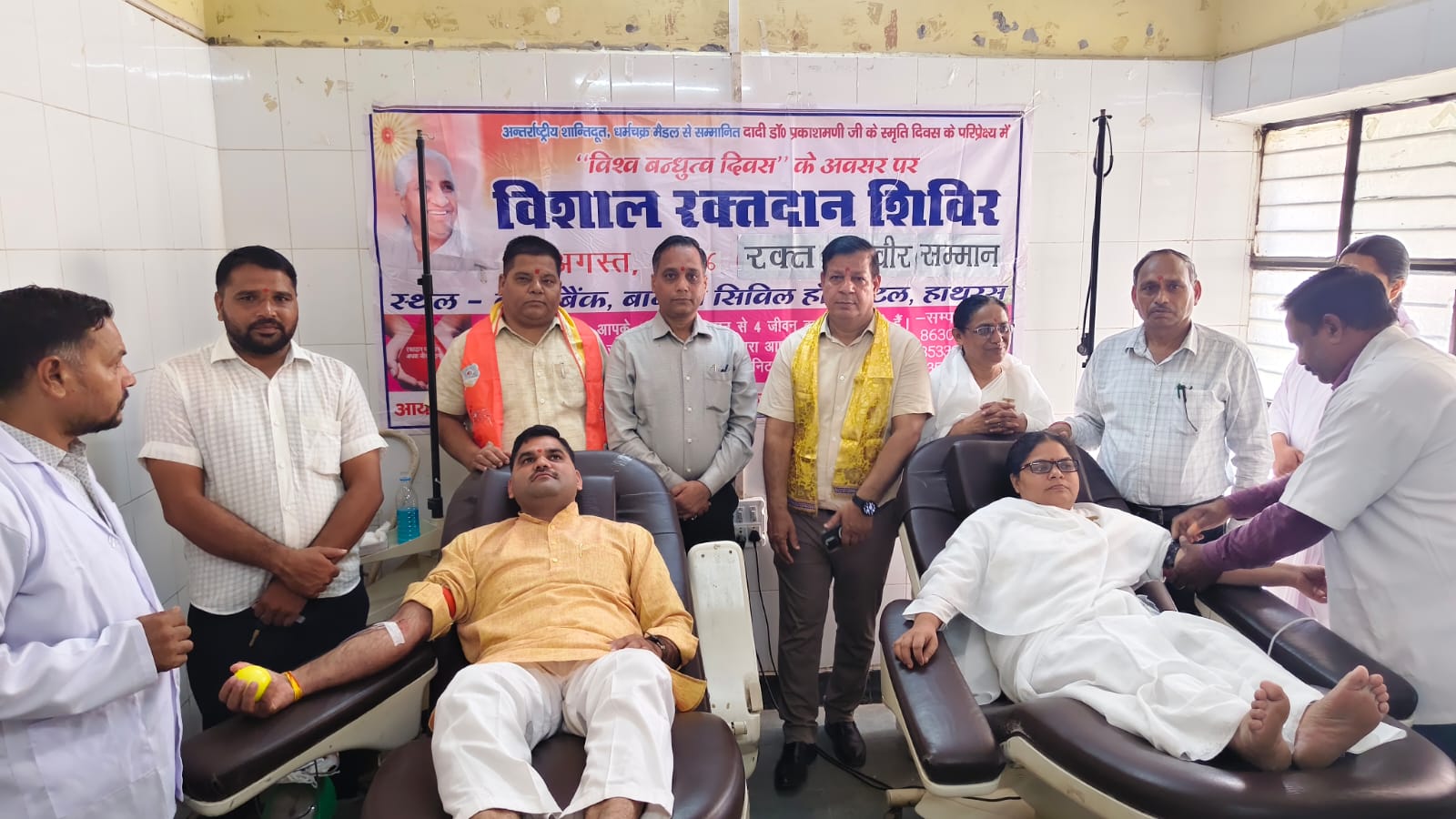विश्व बंधुत्व दिवस पर आरएसएस के जिला प्रचारक ने किया रक्तदान