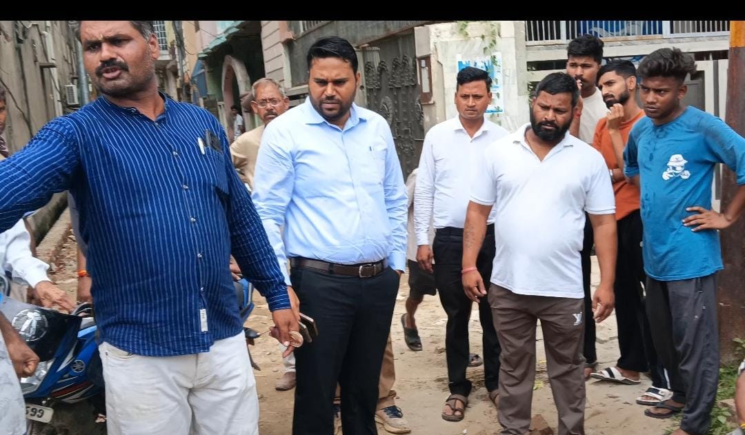 सड़क को ऊंचा उठाकर बनाने से जलभराव एवँ विधायक कोठी से नालियों को डायबर्ट करने का विरोध ,विवेकानन्द नगर वासियों ने नारेबाजी कर किया प्रदर्शन,गाड़ी से नही उतरे ईओ तो गाड़ी के आगे बैठी महिलाएं