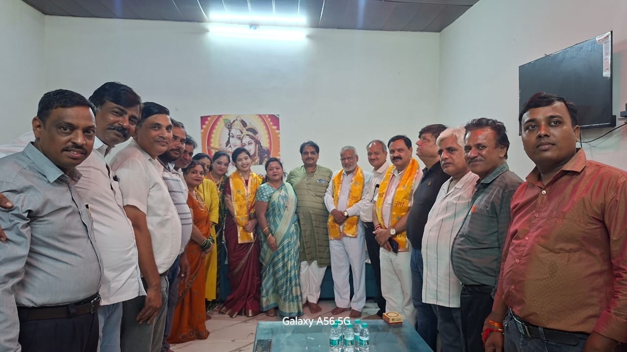 नवनियुक्त भाजपा जिला पदाधिकारियों का किया जोरदार स्वागत , व्यापार मंडल व महासंगठन के वरिष्ठ उपाध्यक्ष रवि वार्ष्णेय के आवास पर हुआ आयोजन