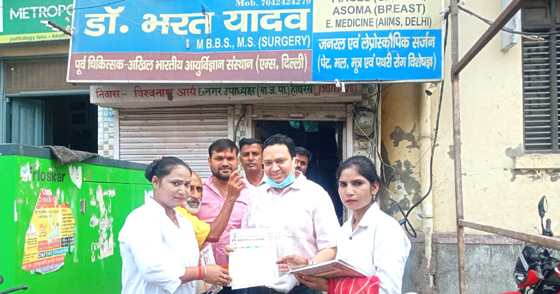 चंदन लगाकर पीले चावल से व्यापारियों को दिया ब्रजभाषा कवि सम्मेलन का न्योता ,18 सितंबर को मेला पंडाल में गूंजेगी ब्रजभाषा की काव्यधारा, काका हाथरसी को समर्पित होगा विशेष काव्य पाठ