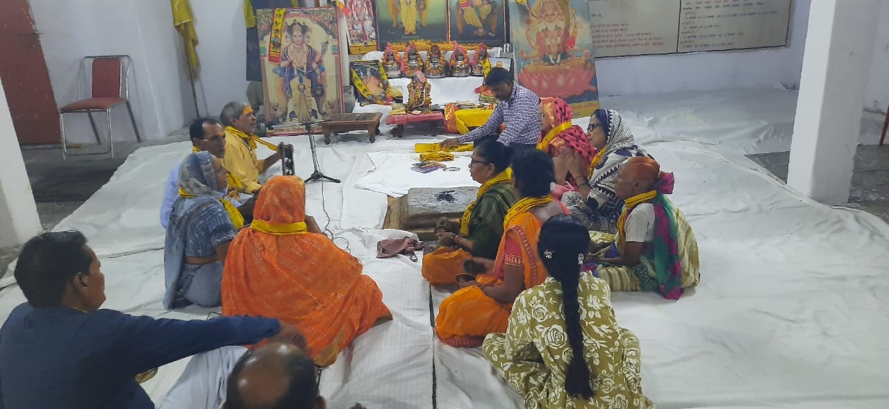 श्री दाऊजी महाराज के 115 राजकीय दाऊजी महाराज मेला स्थित श्री वेद भगवान शिविर में हुई धार्मिक संध्या
