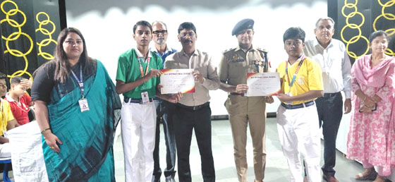 सेवा संकल्प अभियान में विद्यार्थियों ने दिखाई रचनात्मक प्रतिभा , डीएम ने कहा—सेवा भाव, परिश्रम और आपसी सम्मान से बनेगा सशक्त भारत
