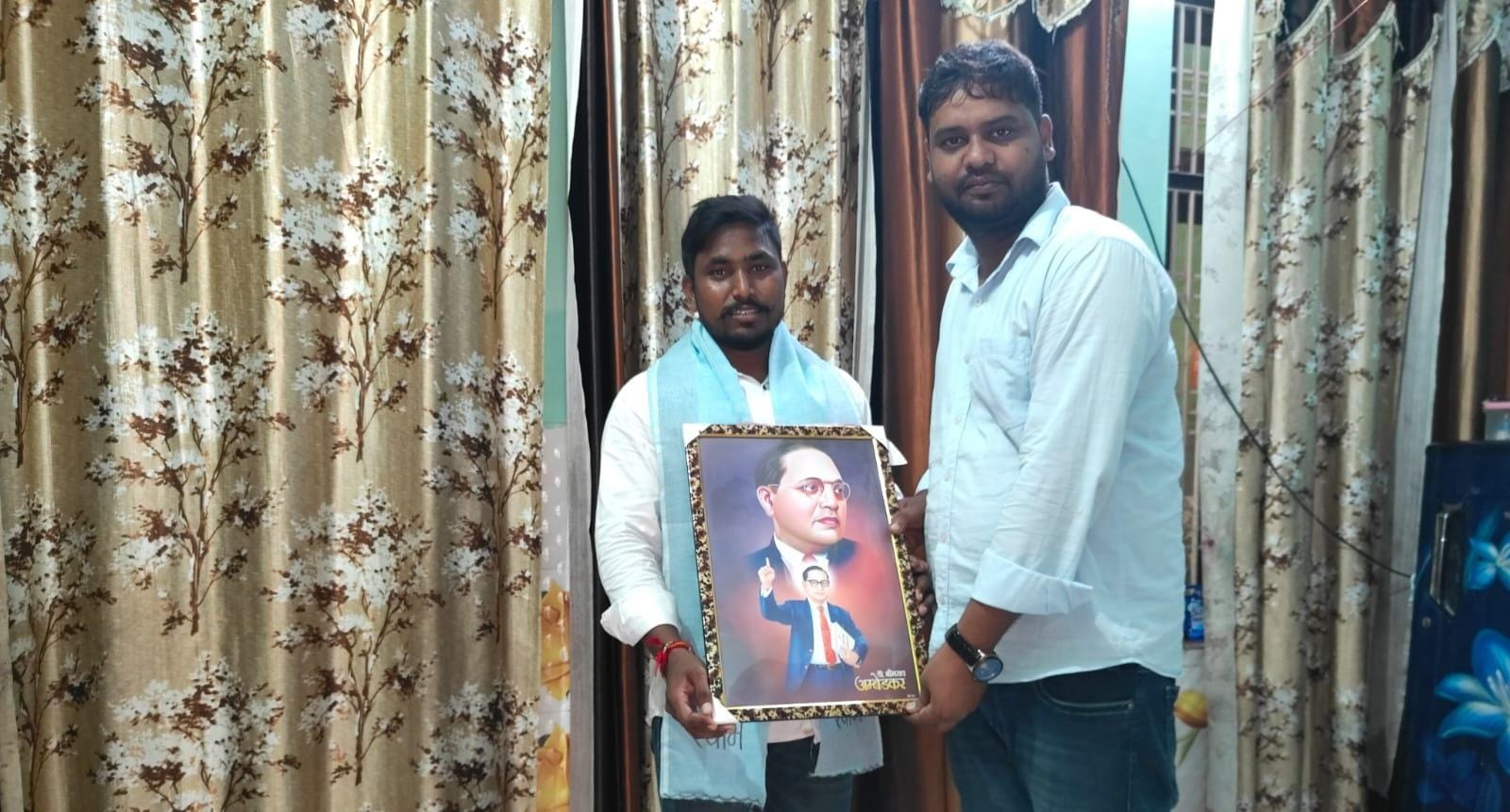 वाल्मीकि शिविर संयोजक बने सोनू पाथरे, सभासद अभिषेक राज ने प्रतीक चिन्ह देकर किया सम्मानित