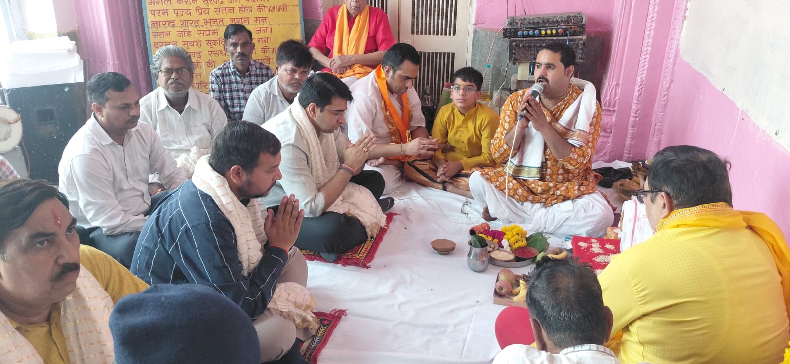 गणेश चतुर्थी पर जिलाधिकारी ने की श्री दाऊजी महाराज मंदिर में पूजा, ध्वज फहराकर मेले की परंपरा का किया शुभारंभ