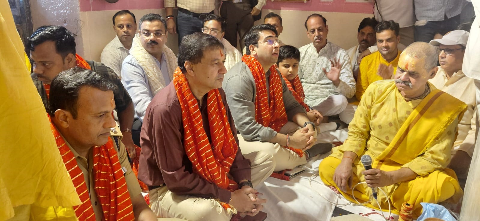 श्री दाऊजी महाराज के जन्मोत्सव पर डीएम ने किया महाभिषेक, 56 भोग अर्पित