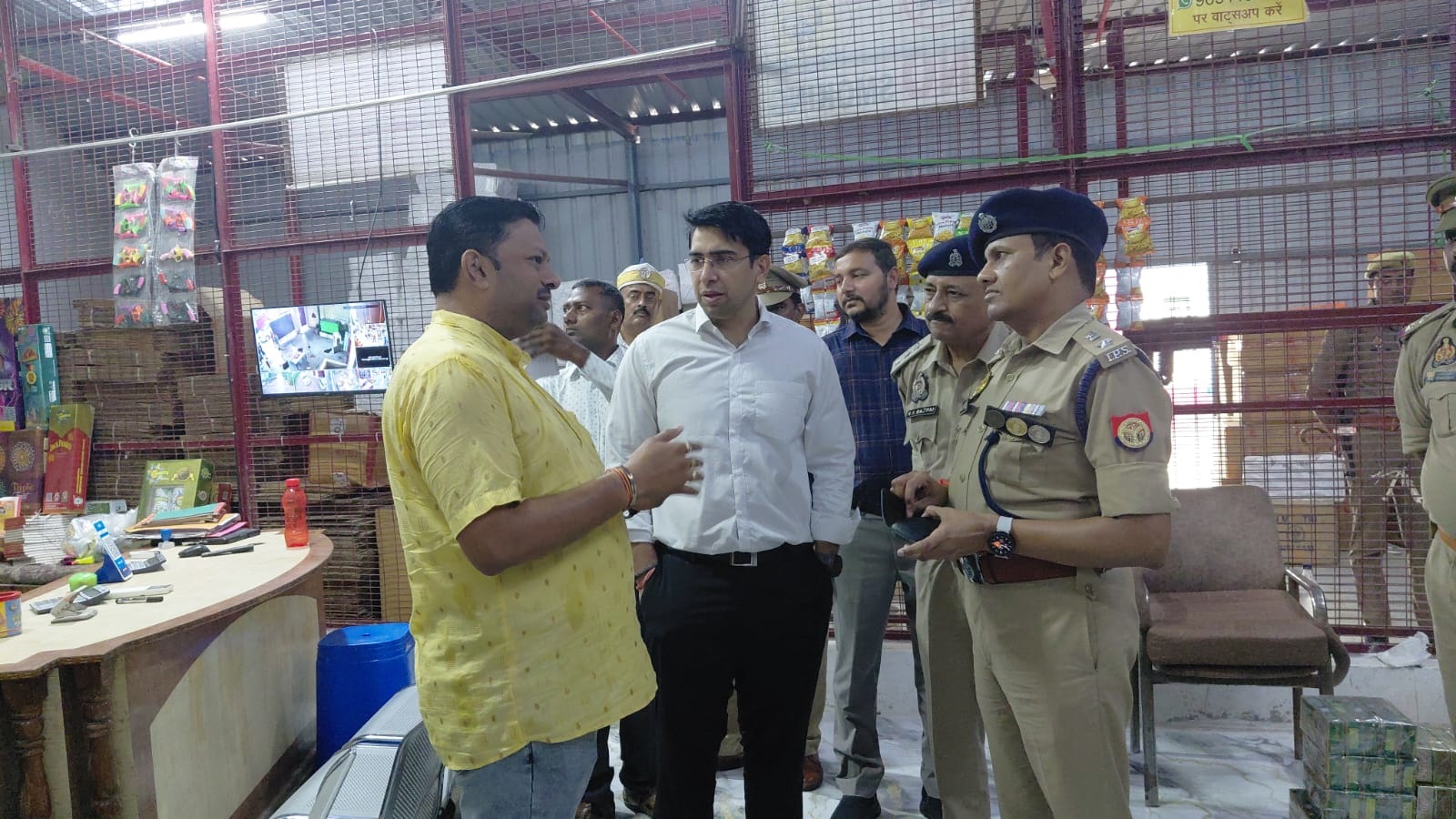 पटाखा गोदाम का डीएम-एसपी ने किया निरीक्षण, सुरक्षा मानकों के पालन के दिए निर्देश