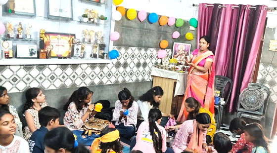 बच्चों ने सीखी मटकी सजावट,वेंकटेश्वर वेलफेयर सोसायटी ( नेकी की दुकान ) द्वारा कार्यशाला आयोजित