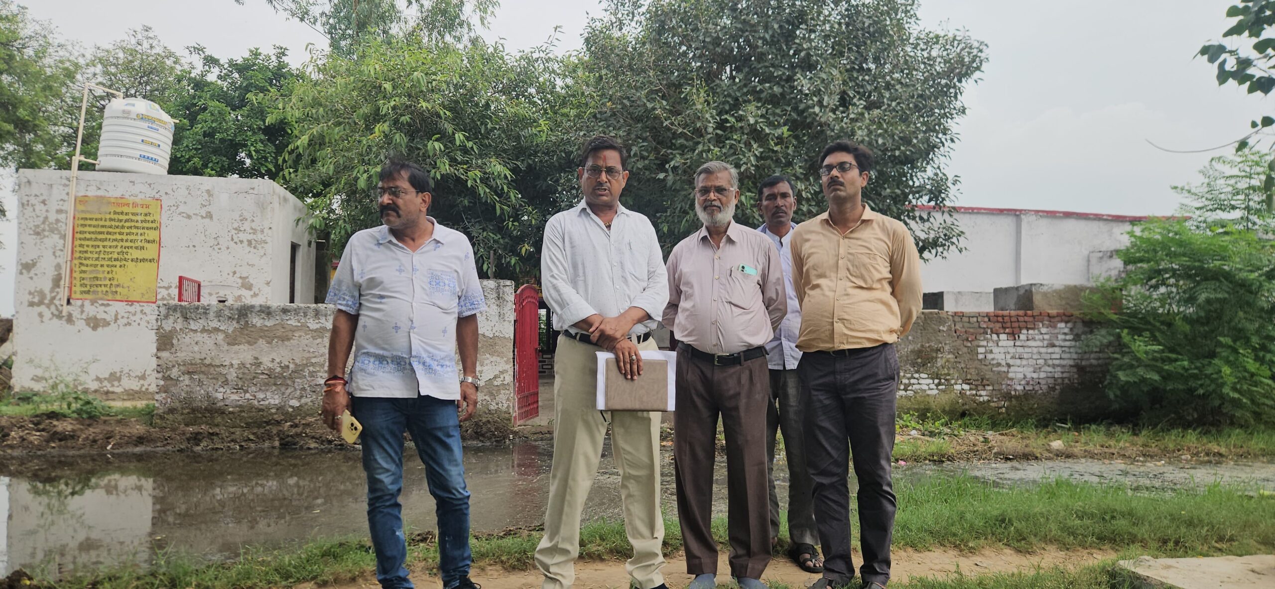 बच्चों को स्कूल जाने का रास्ता नहीं, प्लॉटों से होकर पहुंचने को मजबूर छात्र और शिक्षक, राष्ट्रीय महासचिव प्रवीन वार्ष्णेय के नेतृत्व में एडीएचआर टीम ने किया स्थलीय निरीक्षण