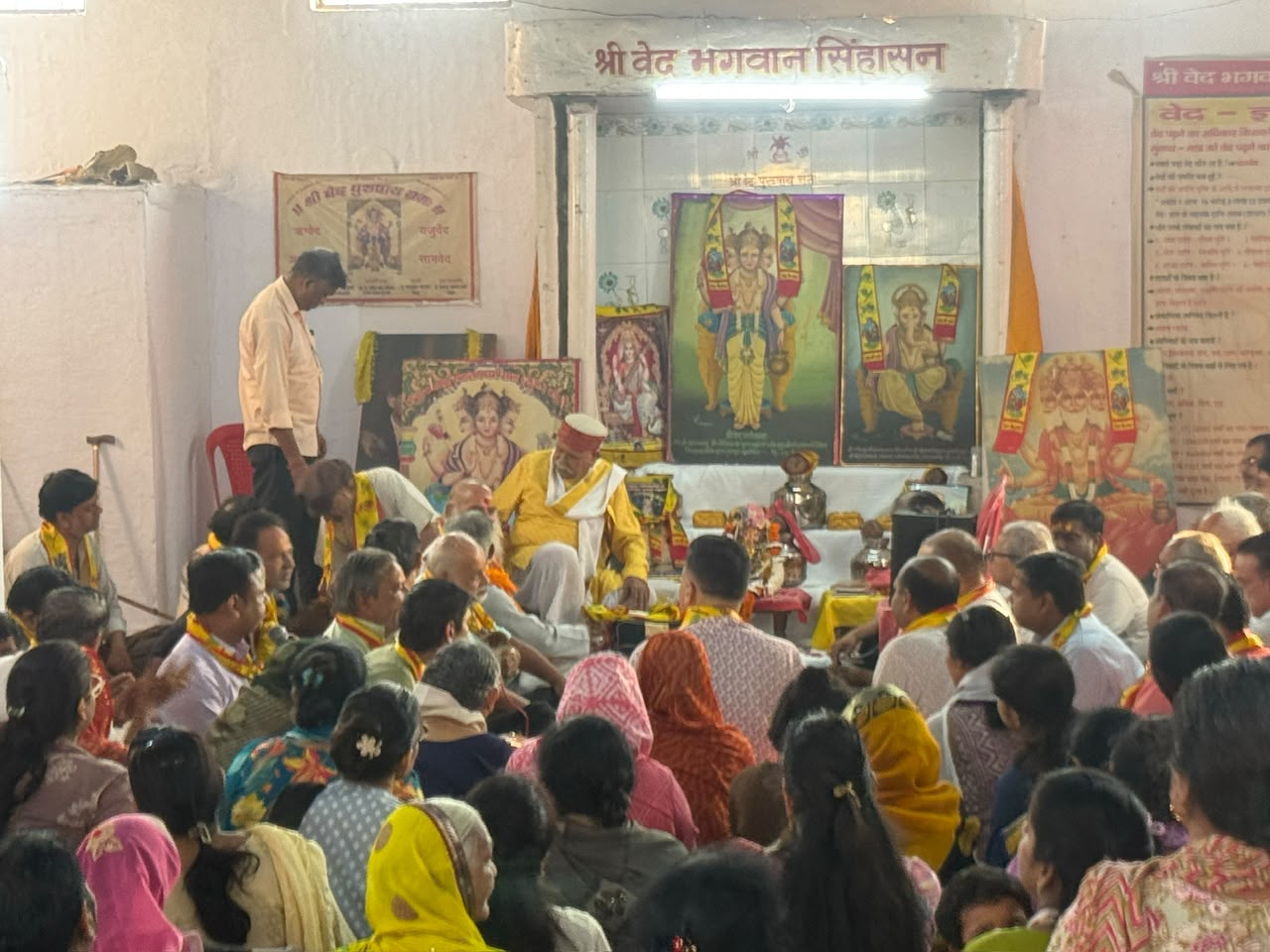 जयकारों से गूंजा श्री वेद भगवान शिविर ,देव छठ पर निकली प्रभात फेरी, भक्ति में झूमे श्रद्धालु ,पुष्पवर्षा कर किया प्रभात फेरी का स्वागत