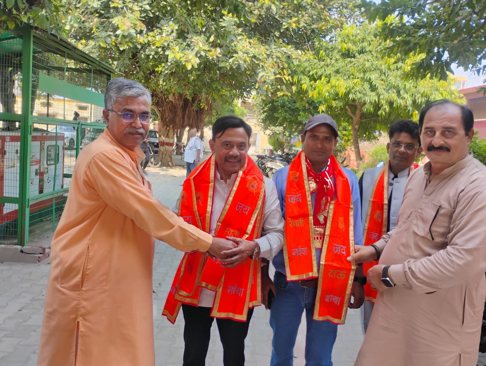हाथरस के सरस्वती शिशु मंदिर पहुँचे प्रख्यात पत्रकार अमिताभ अग्निहोत्री, विद्यालय प्रबन्धक ने किया आत्मीय स्वागत